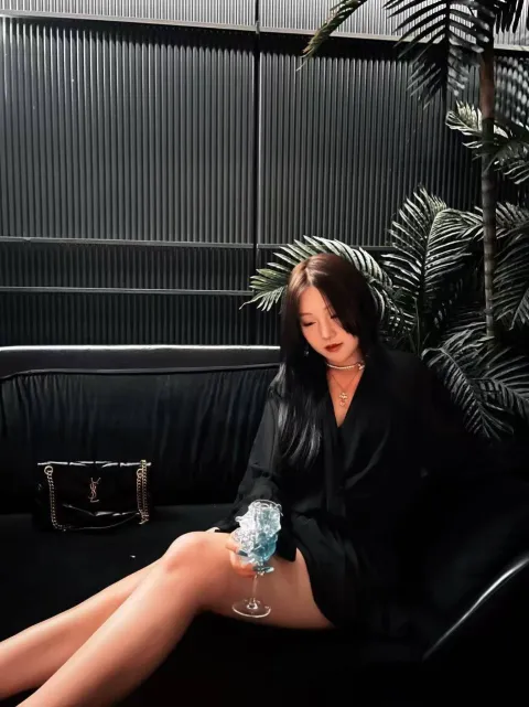 B897