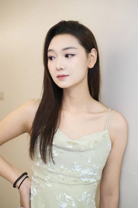 D837