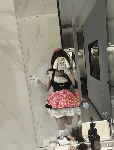 E183