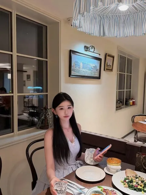 E438