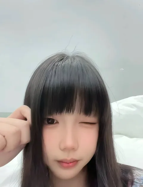 E858