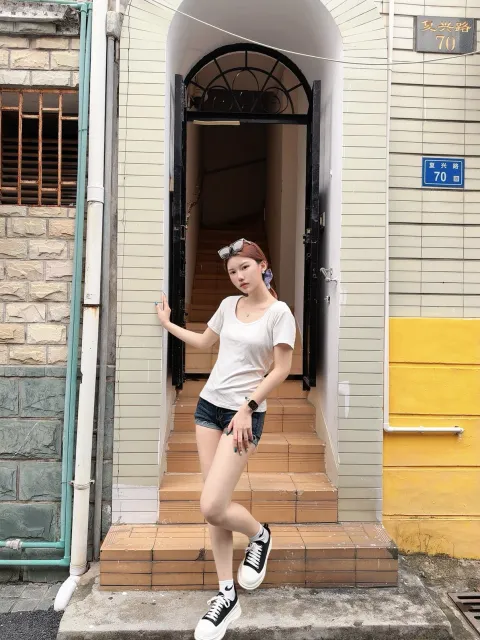 E893
