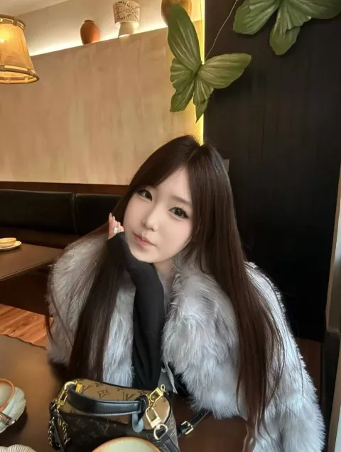 J823