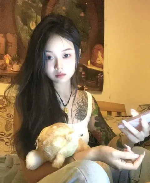 J834